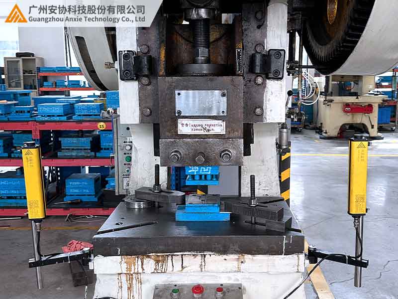 安全光柵在沖床上的防護(hù)案例.jpg