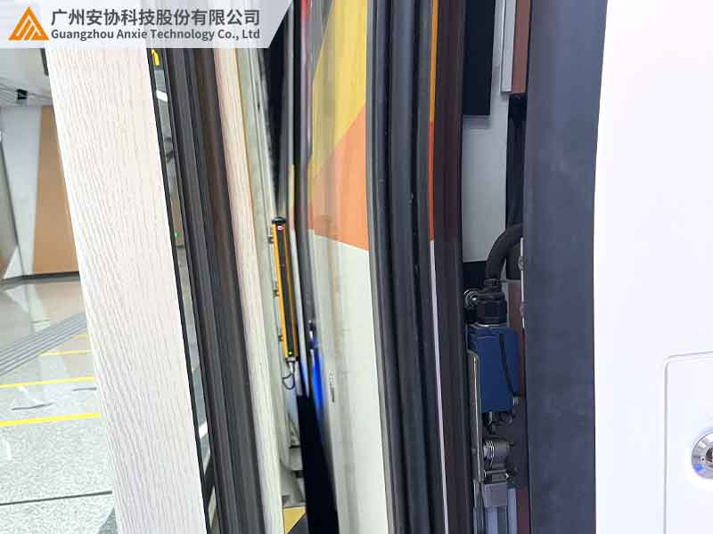 地鐵安全光柵在緊急制動中的應用