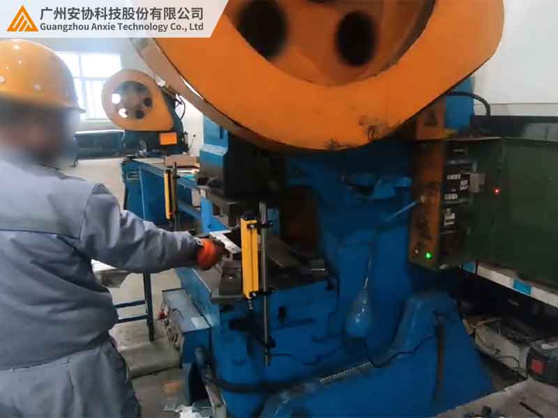 沖床安全光幕防壓手應(yīng)用